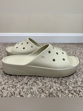 Crocs Classic Platform Slide Clog in Bone Women's Size 9